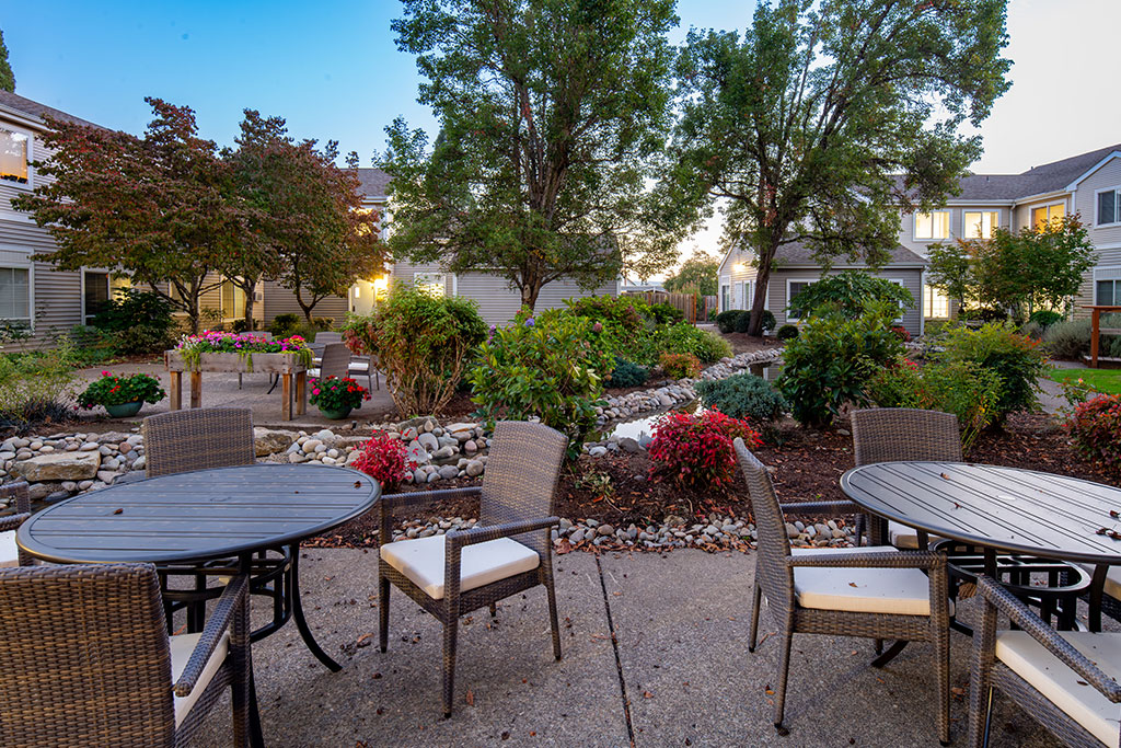 The Oaks at Lebanon Outdoor Patio at Dusk